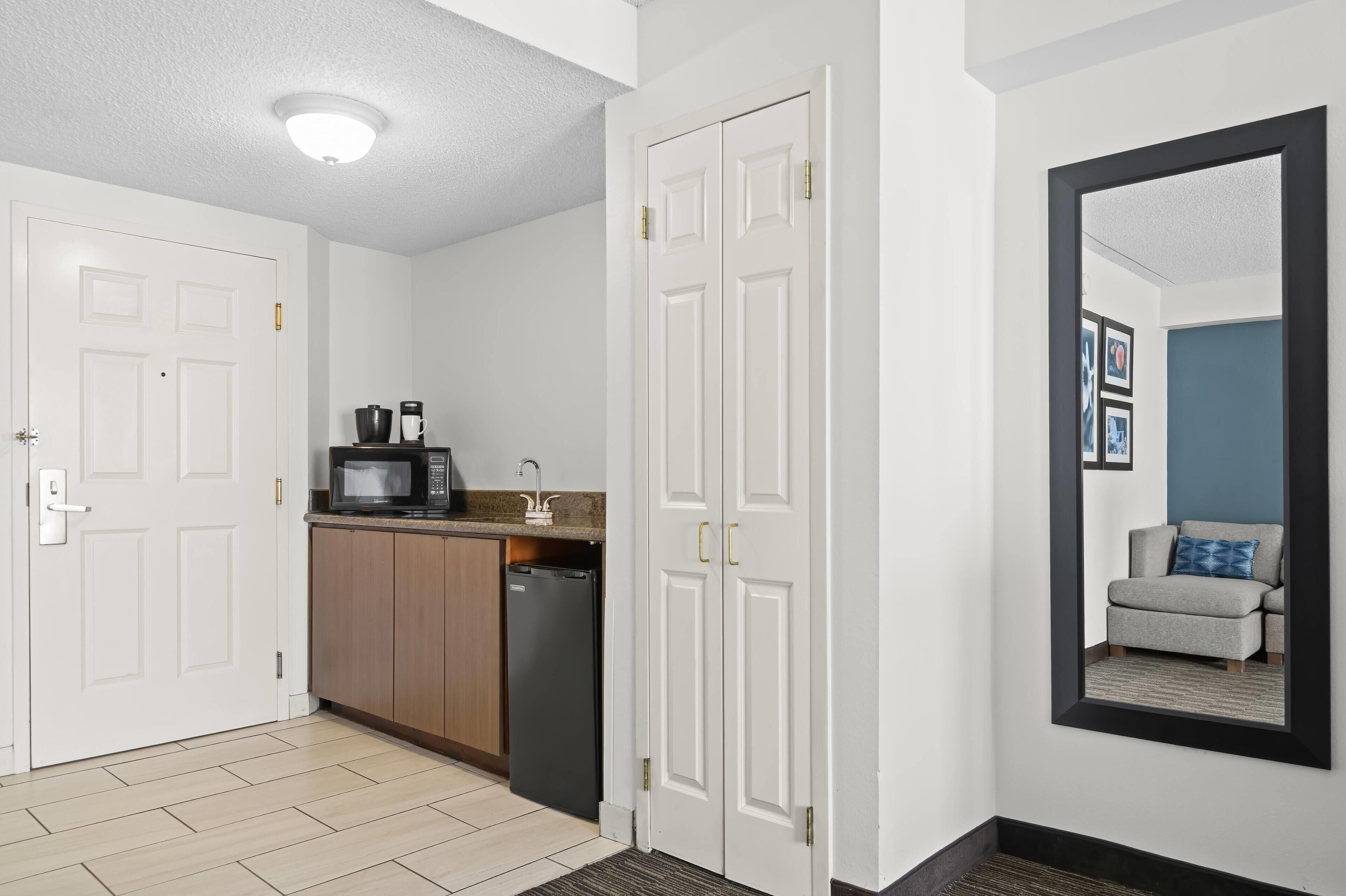 Studio Suite, 1 King Bed, Non Smoking | Premium bedding, desk, laptop workspace, iron/ironing board