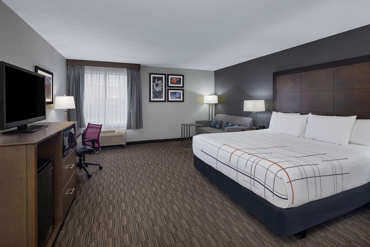 Studio Suite, 1 King Bed, Non Smoking | Premium bedding, desk, laptop workspace, iron/ironing board