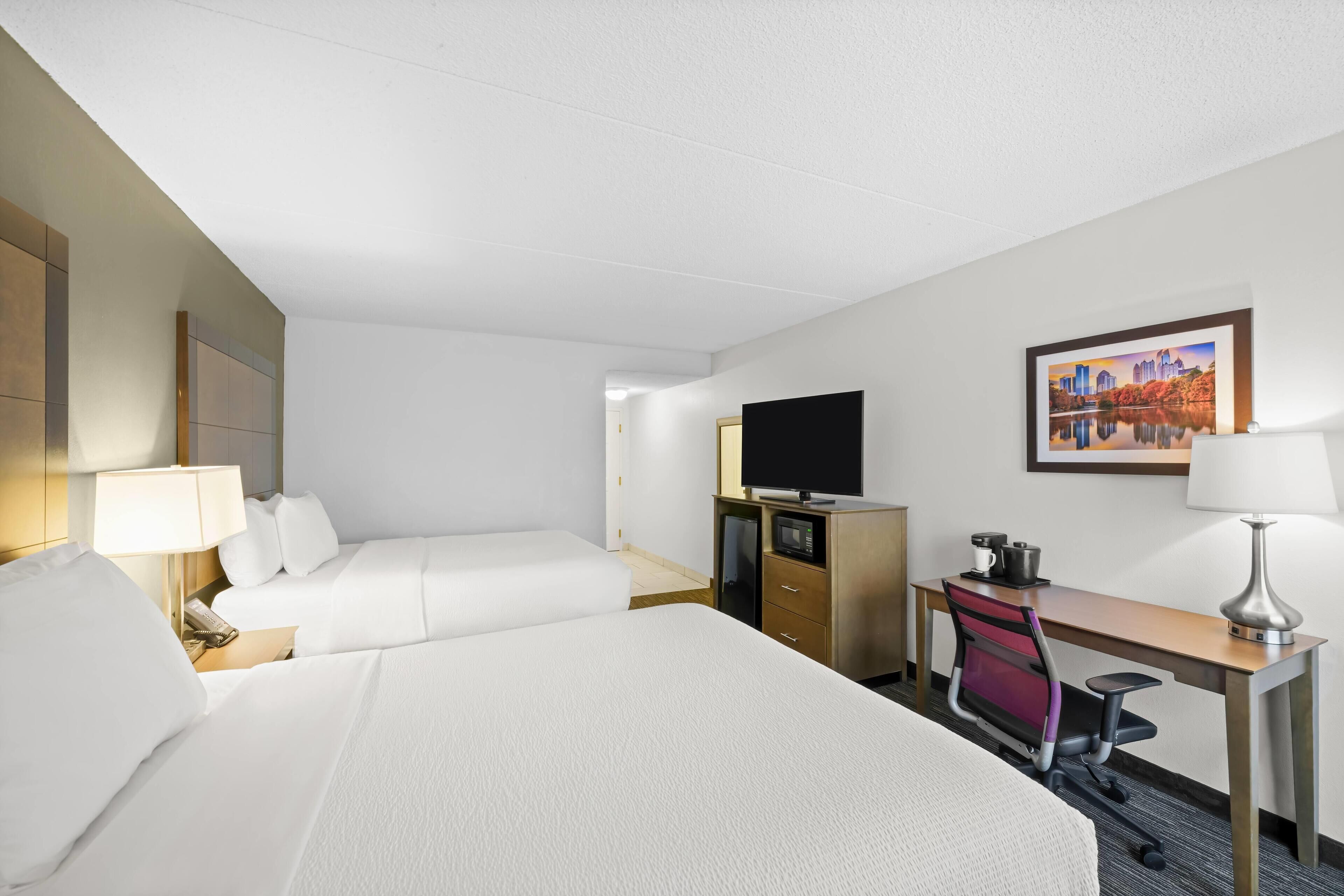 Huone, 2 keskisuurta parisänkyä, tupakointi kielletty | Ylelliset vuodevaatteet, työpöytä