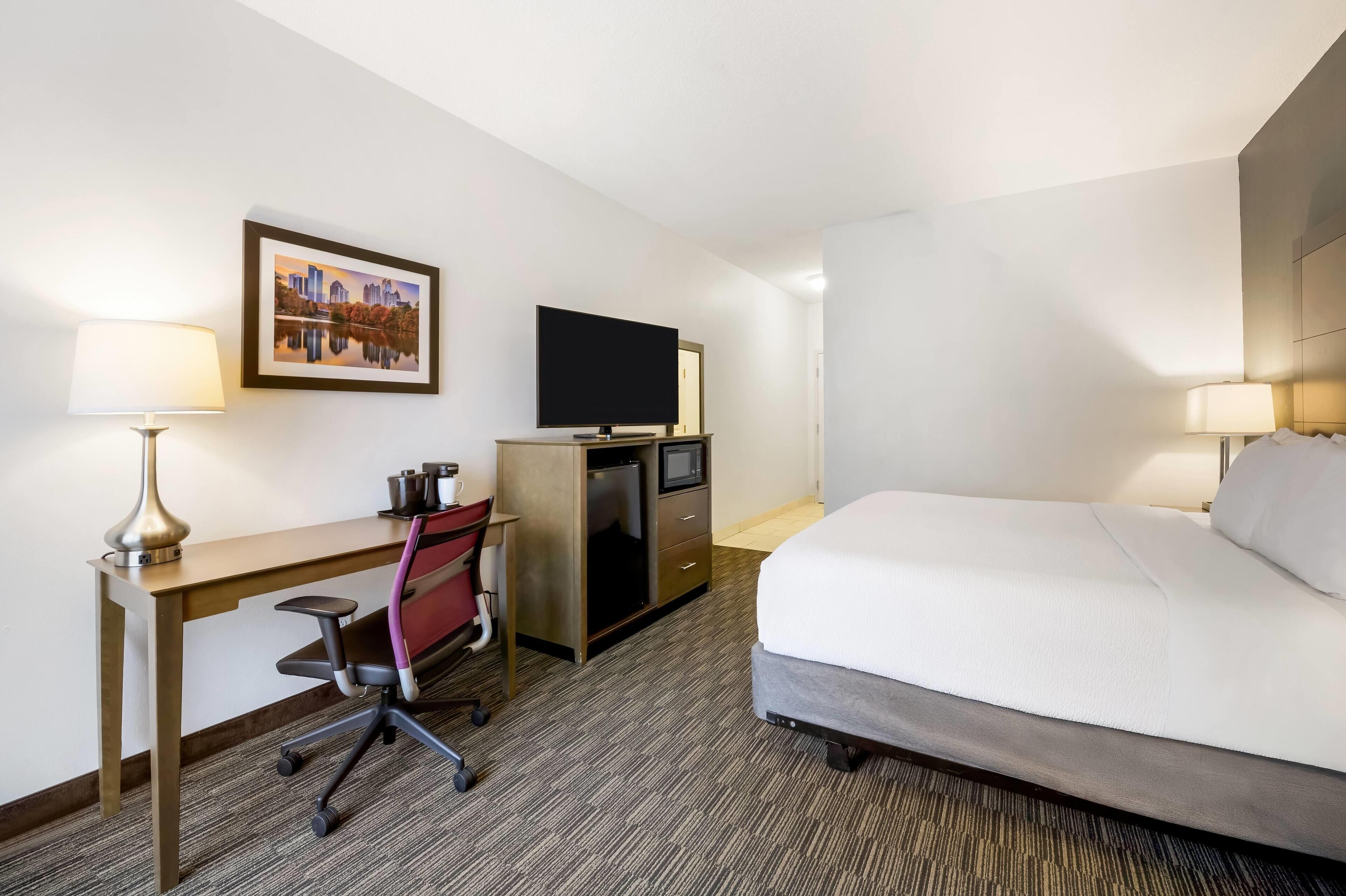 Huone, 1 suuri parisänky, esteetön, tupakointi kielletty (Mobility) | Ylelliset vuodevaatteet, työpöytä