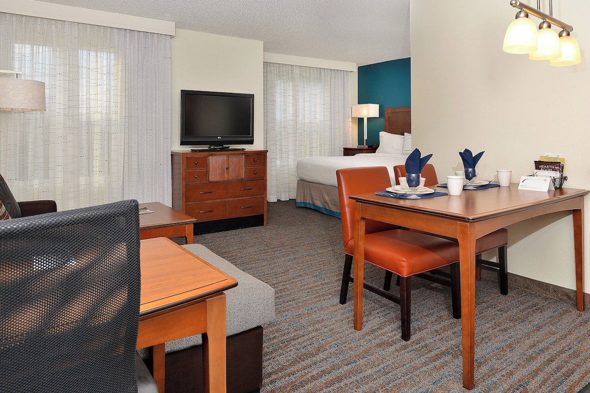 Premium bedding, in-room safe, desk, blackout drapes