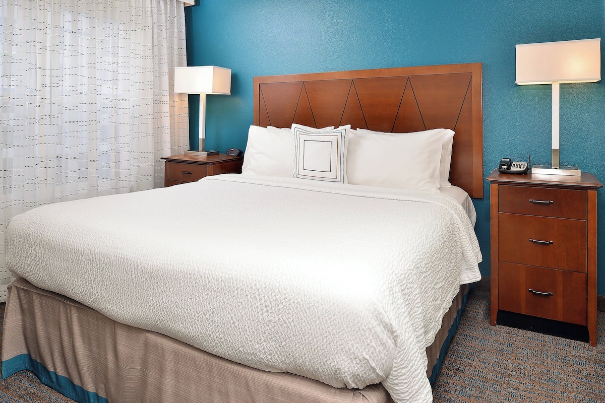 1 bedroom, premium bedding, in-room safe, desk