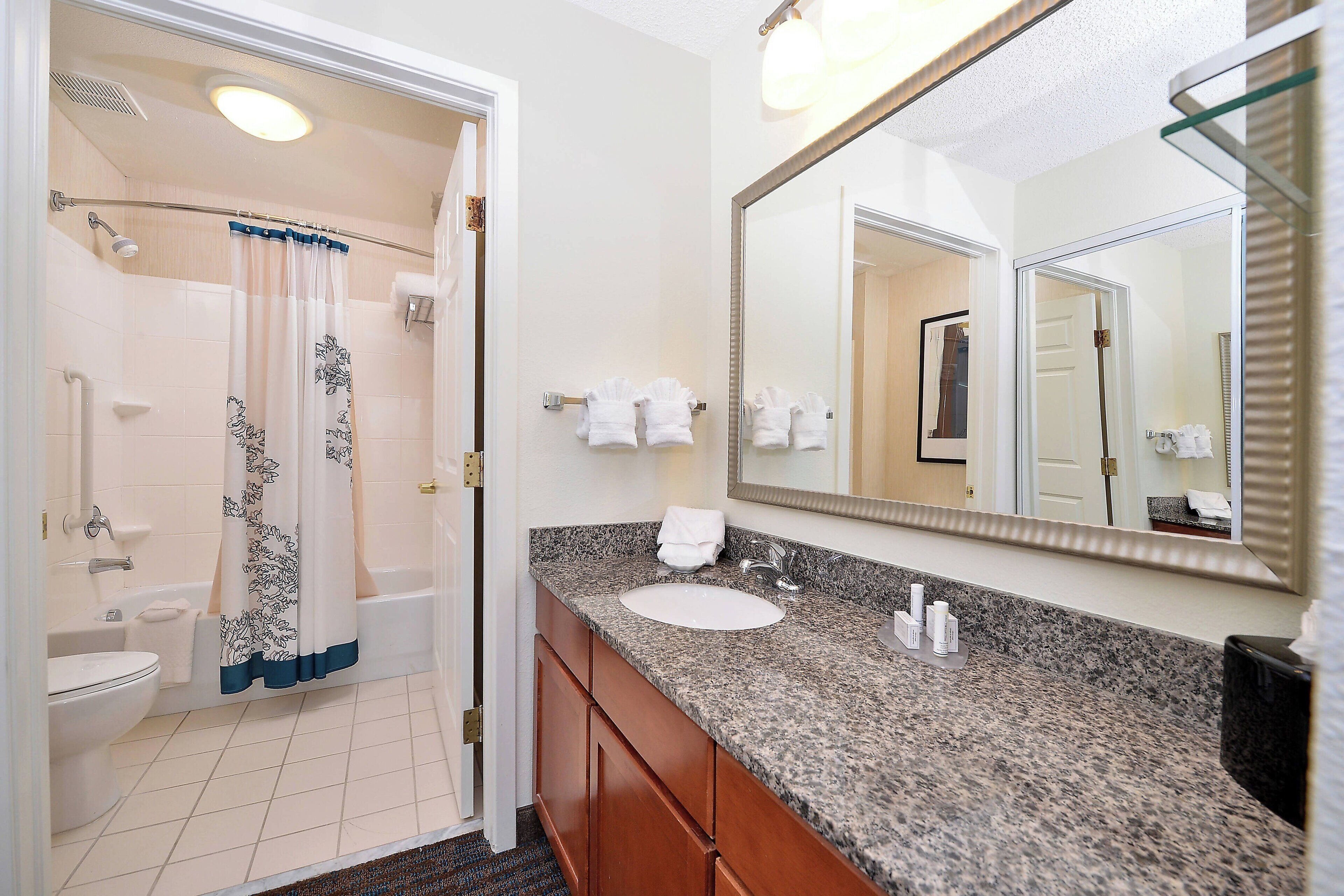 studio, 1 king bed with sofa bed | bathroom | combined shower/bathtub, free toiletries, hair dryer, towels