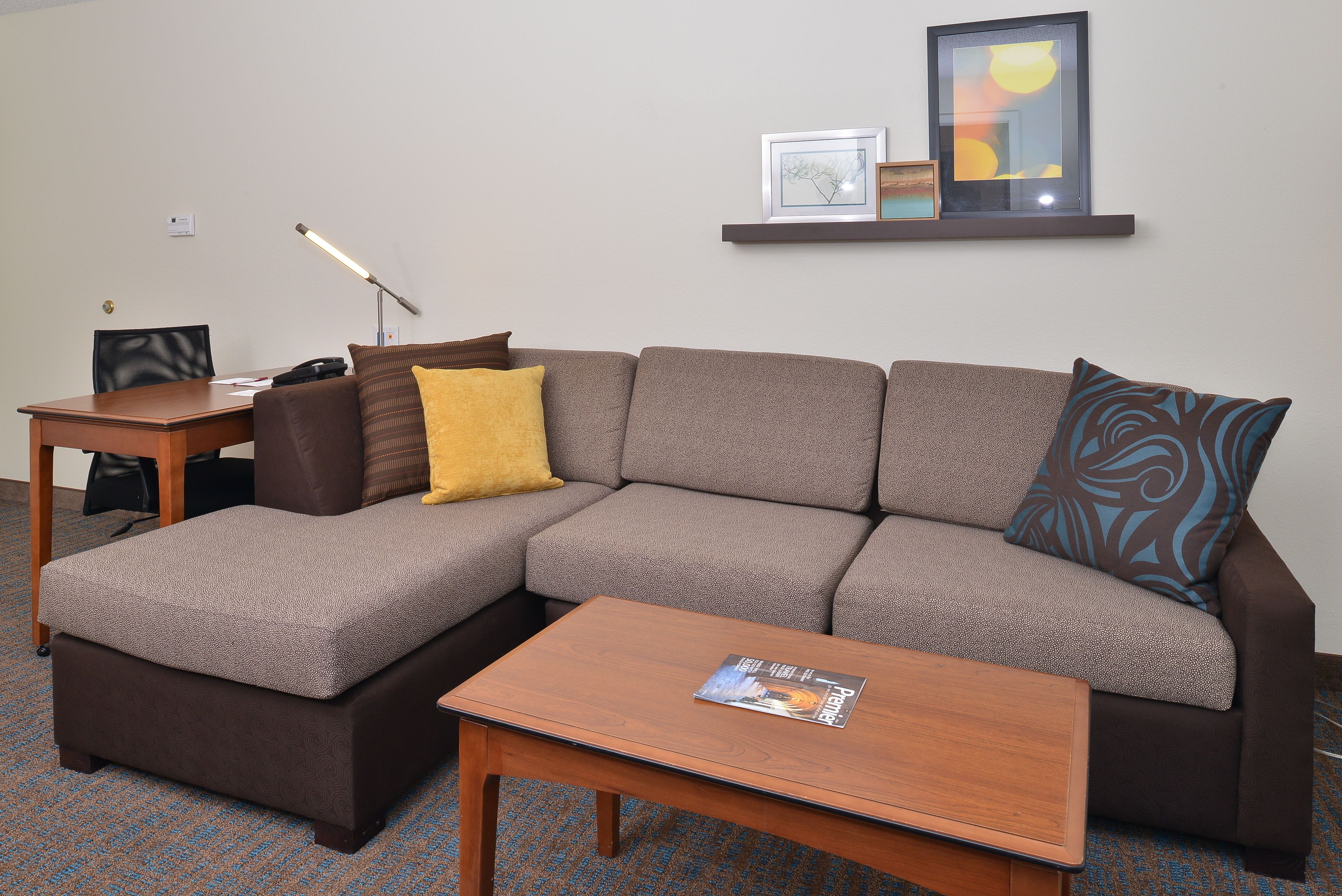 Kablolu TV kanalları bulunan 46 inç düz ekran televizyon, televizyon 