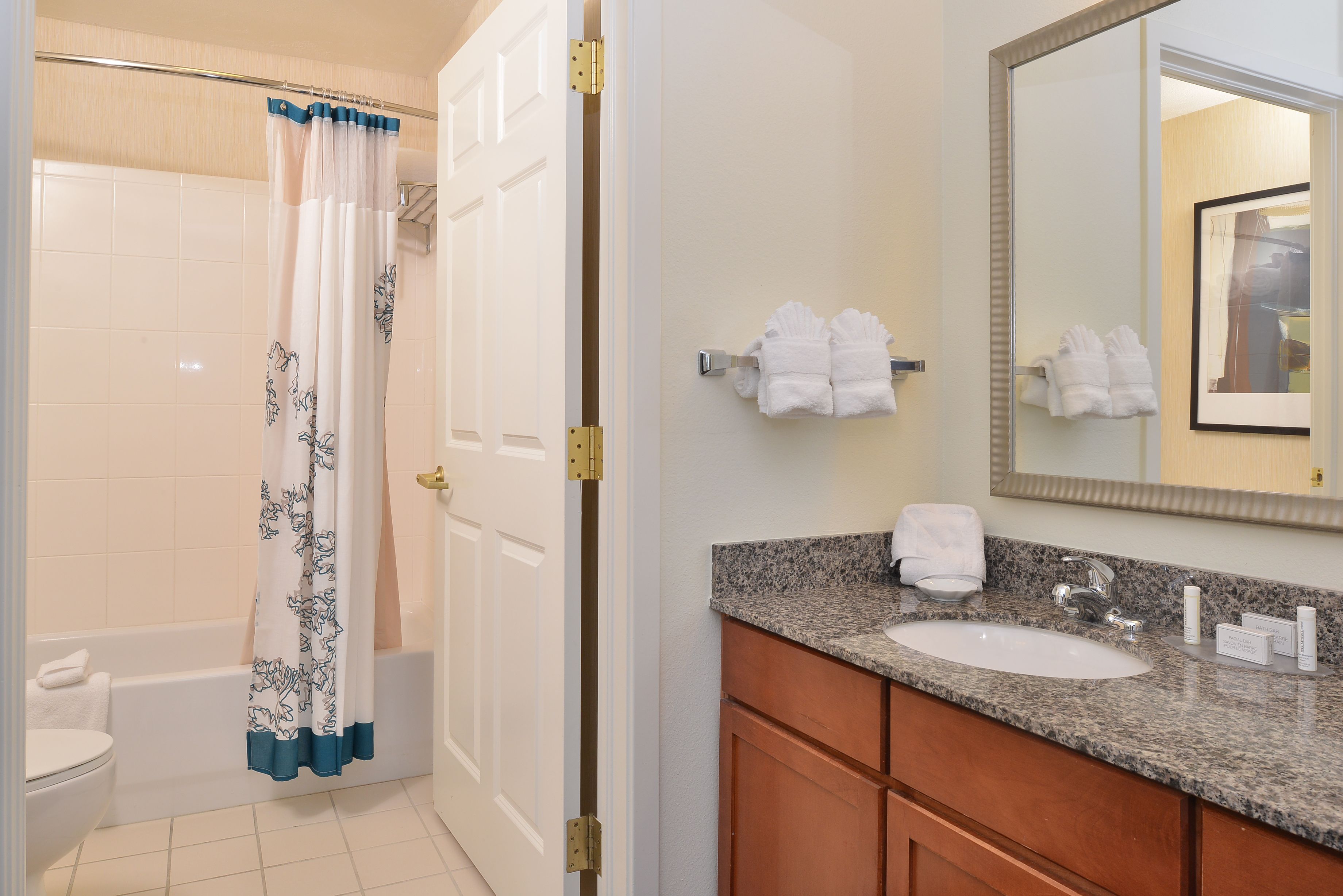 Duş/küvet kombinasyonu, ücretsiz banyo/kozmetik ürünleri 