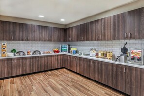 Free daily buffet breakfast - Residence Inn by Marriott Denver Airport at Gateway Park (Aurora)