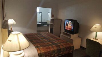 Standard Room, 1 King Bed, Smoking | Desk, blackout drapes, Internet, bed sheets