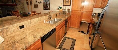 2-Bedroom Condo Loft | Dapur pribadi | Lemari es, microwave, mesin pencuci piring, dan mesin pembuat kopi/teh