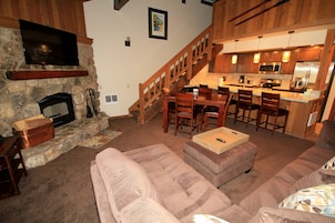 2-Bedroom Condo Loft | Ferro/asse da stiro, Wi-Fi gratuito