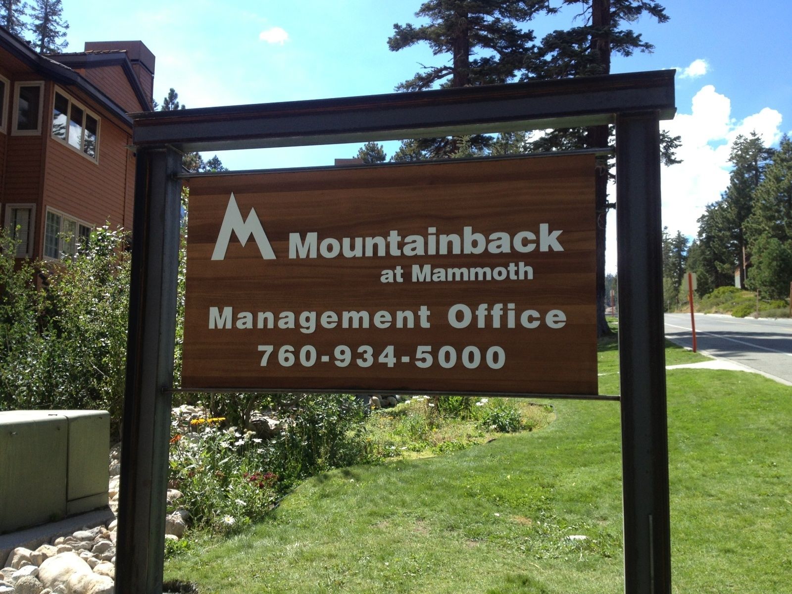 A wooden sign with the text "Mountainback at Mammoth Management Office 760-934-5000".