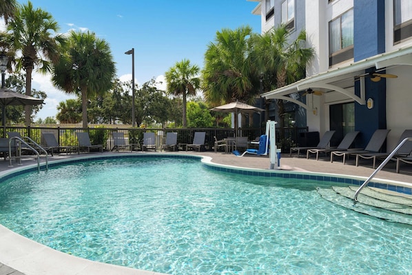 Una piscina al aire libre