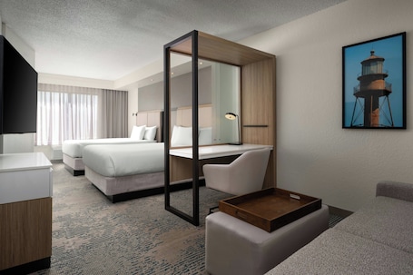 Escritorio, tabla de planchar con plancha, wifi gratis y ropa de cama . SpringHill Suites by Marriott Fort Myers Airport