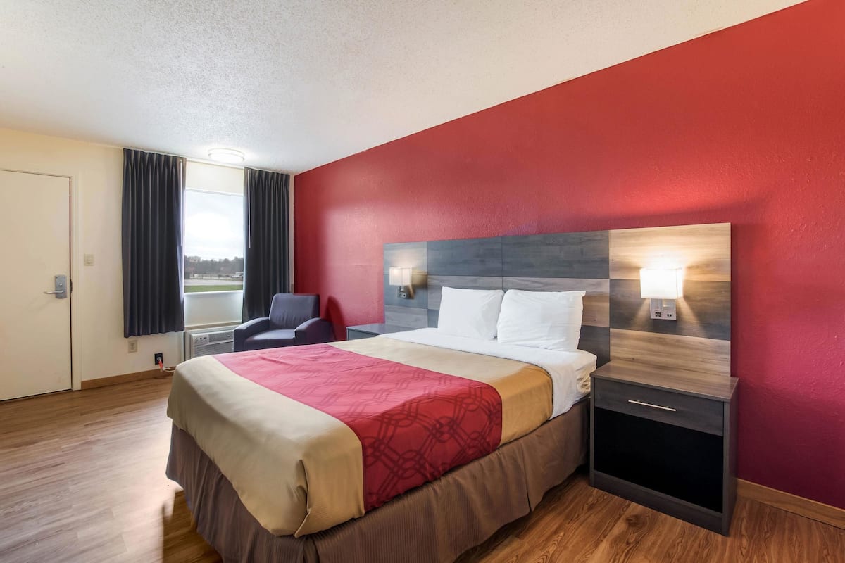 Room, 1 Queen Bed | Desk, cribs/infant beds, rollaway beds, free WiFi