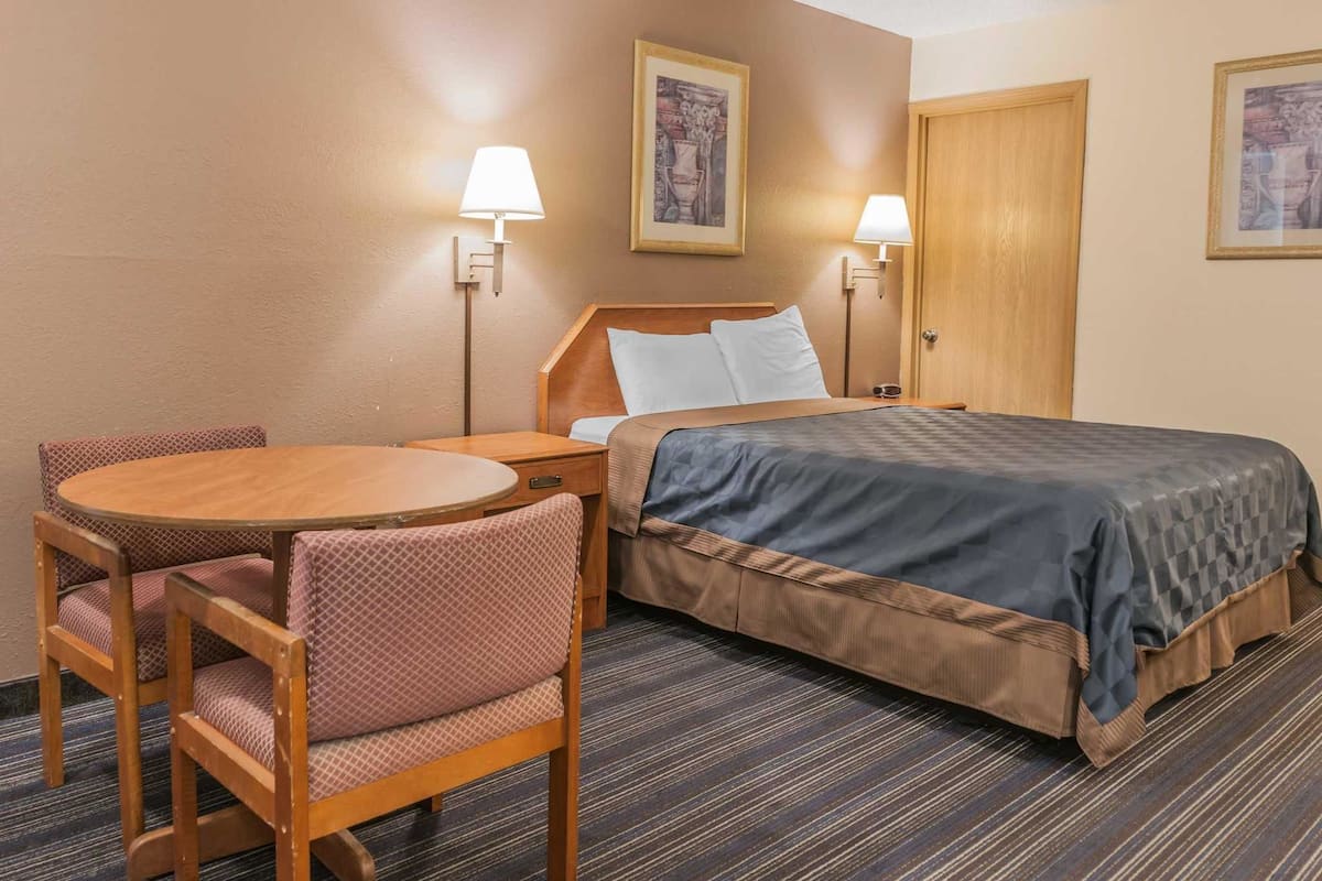 Room, 1 Queen Bed | Desk, cribs/infant beds, rollaway beds, free WiFi