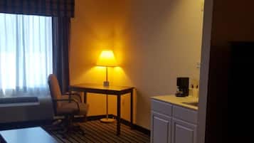 Escritorio, tabla de planchar con plancha, cunas y camas extra