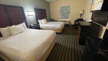 Bureau, fer et planche à repasser, lits bébé (en supplément)