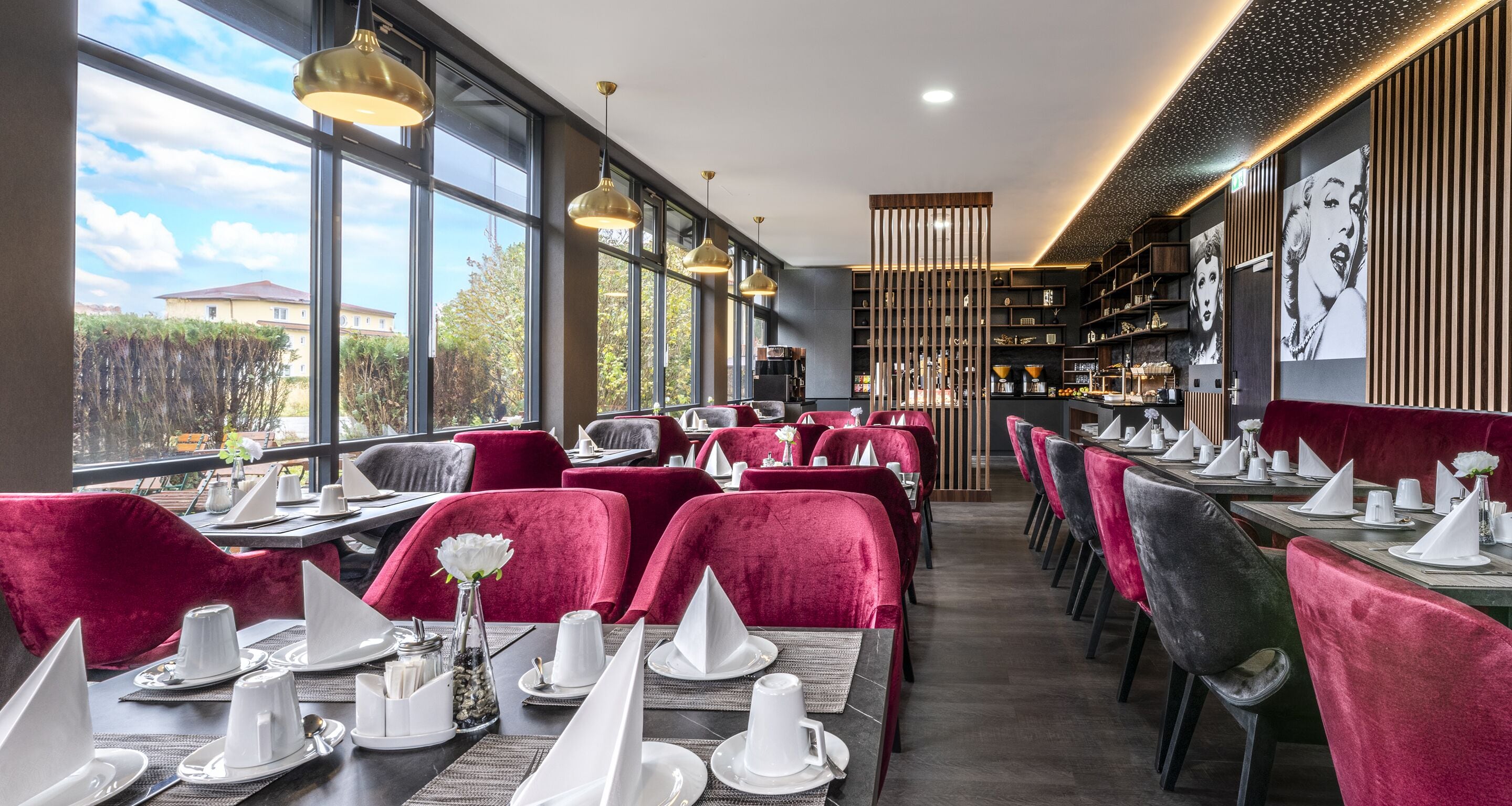 Tägliches Frühstücksbuffet (17 EUR pro Person)