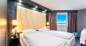 Dreibettzimmer | Schreibtisch, laptopgeeigneter Arbeitsplatz, schallisolierte Zimmer