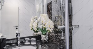 Free toiletries, hair dryer, towels - PLAZA INN Mühldorf am Inn (Muhldorf am Inn)