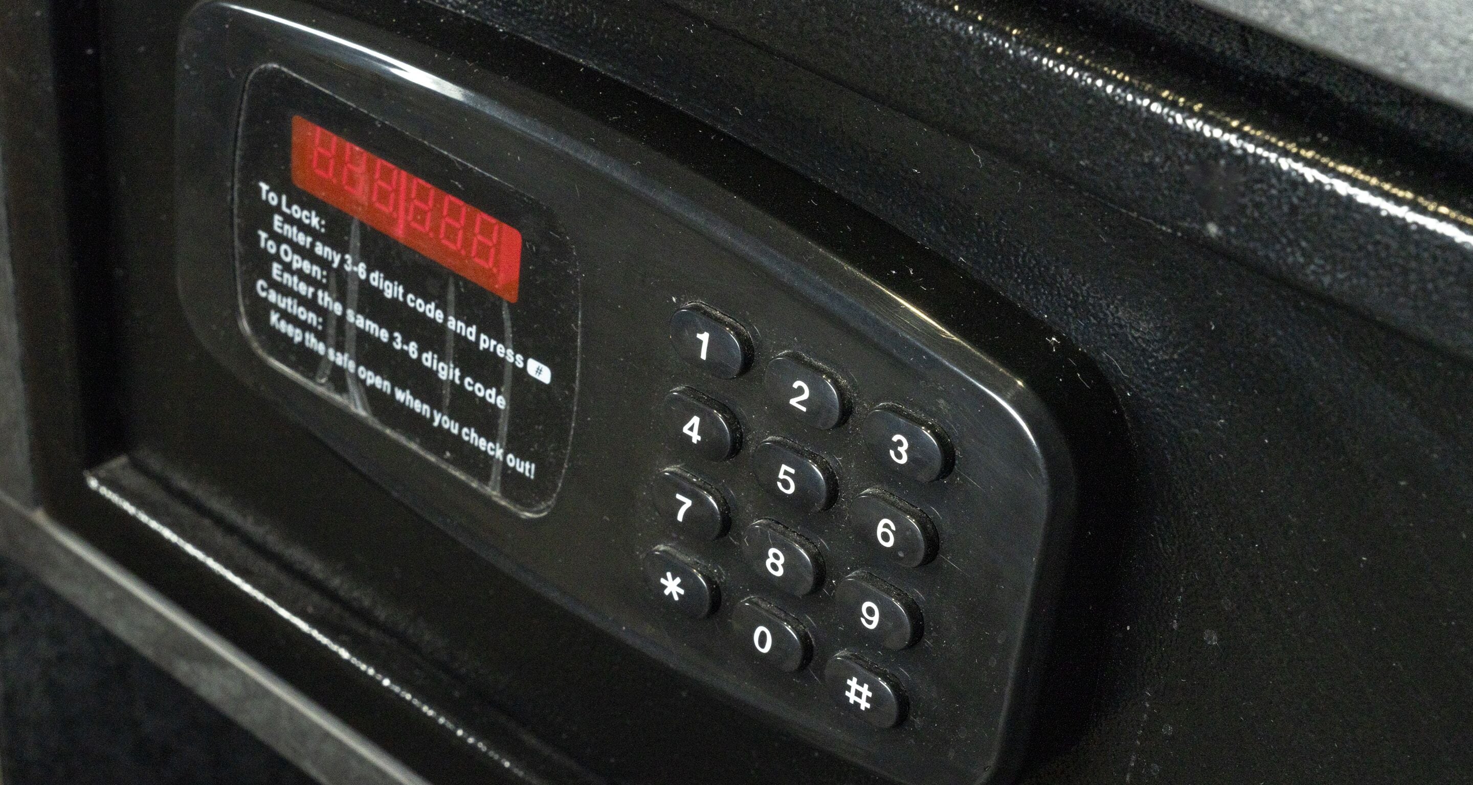 Teclado numérico para cerradura digital con instrucciones de bloqueo y desbloqueo.