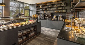 TĂ€gliches FrĂŒhstĂŒcksbuffet (15 EUR pro Person)