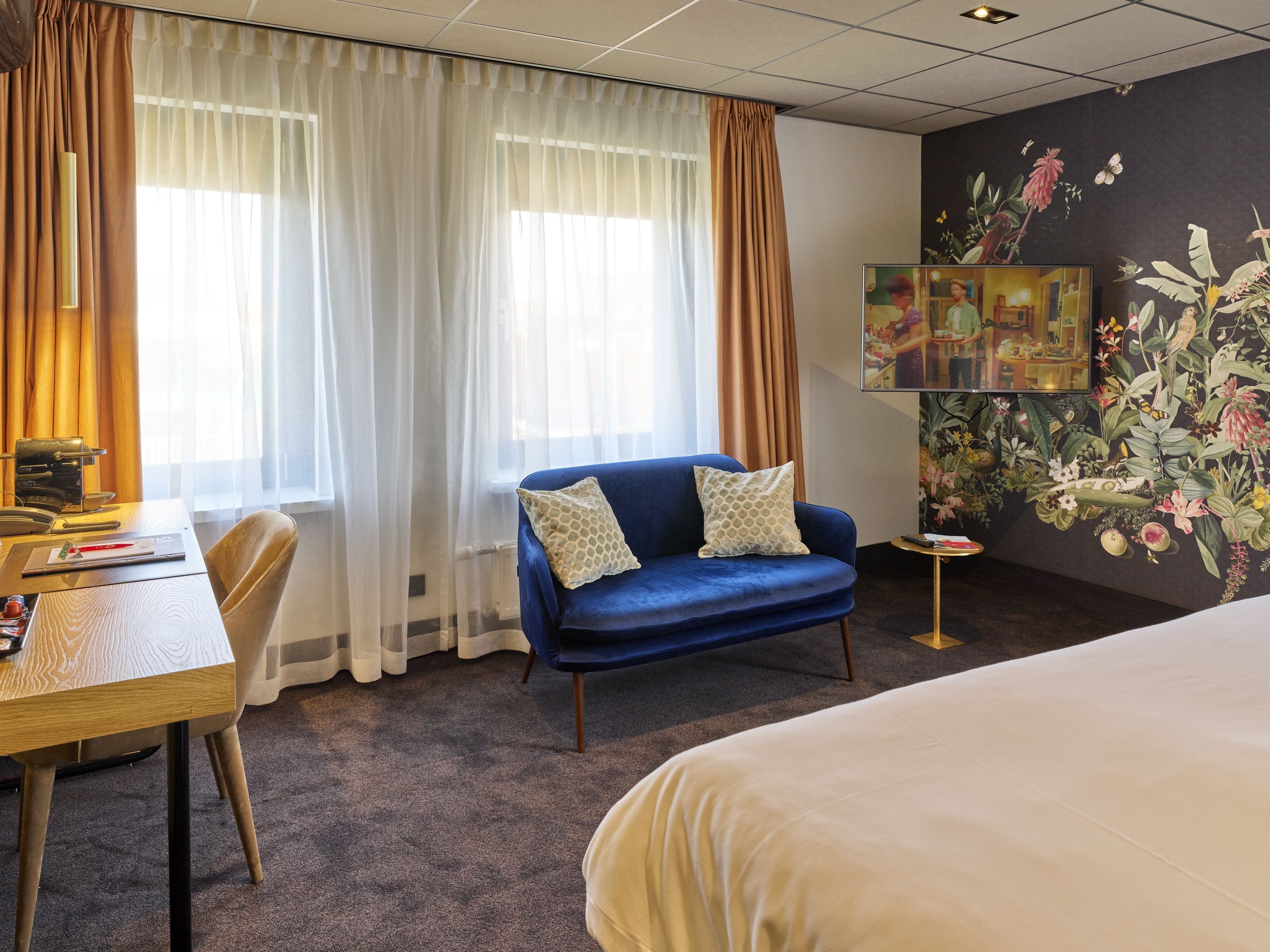 Caja fuerte, escritorio, espacio para trabajar con un portátil