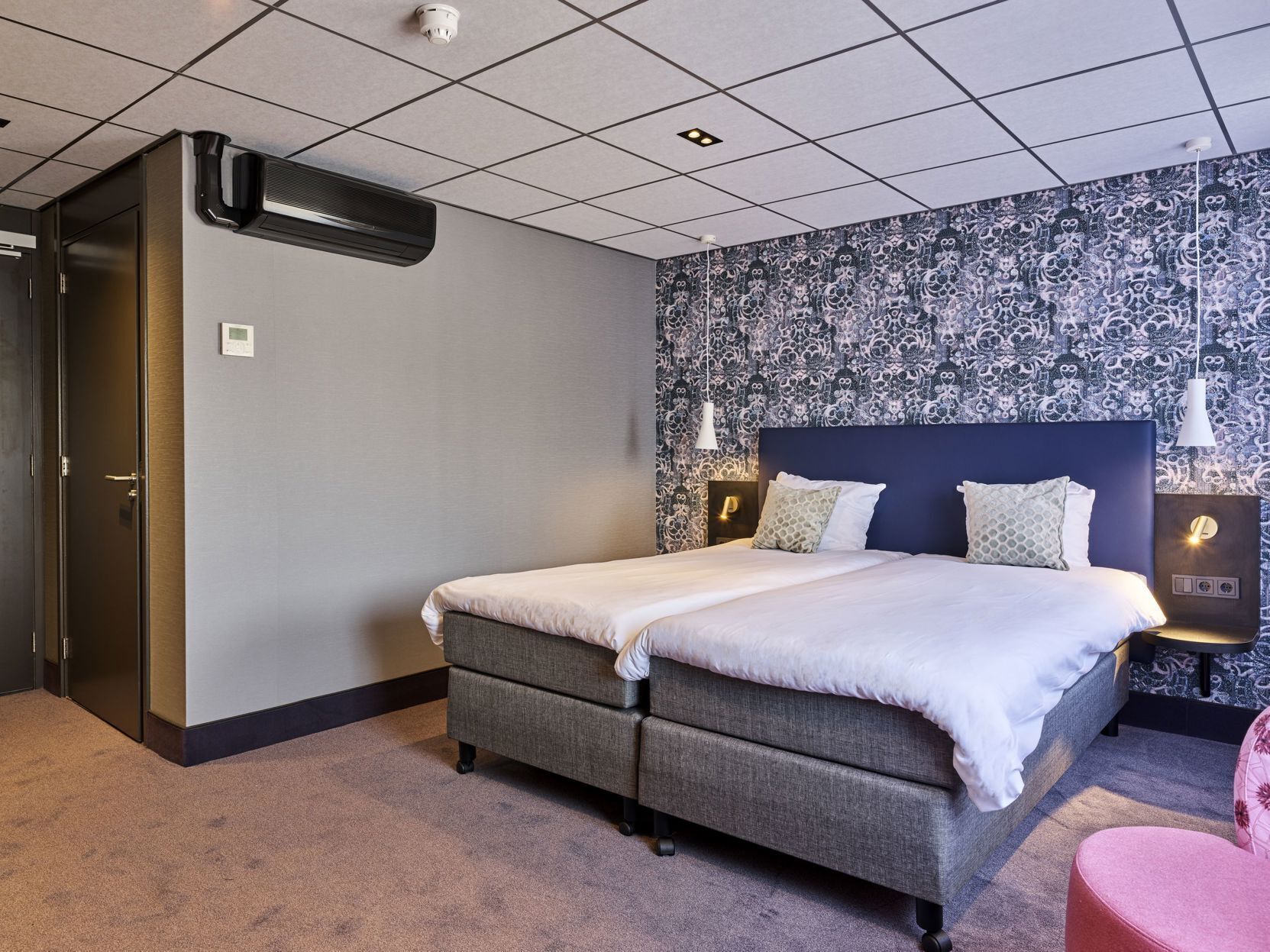 Caja fuerte, escritorio, espacio para trabajar con un portátil