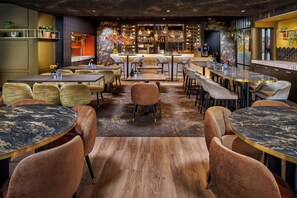 Se sirven desayunos, almuerzos y cenas; cocina francesa