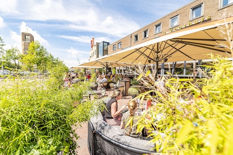 Terrace/patio. Hotel Restaurant Grandcafé 't Voorhuys