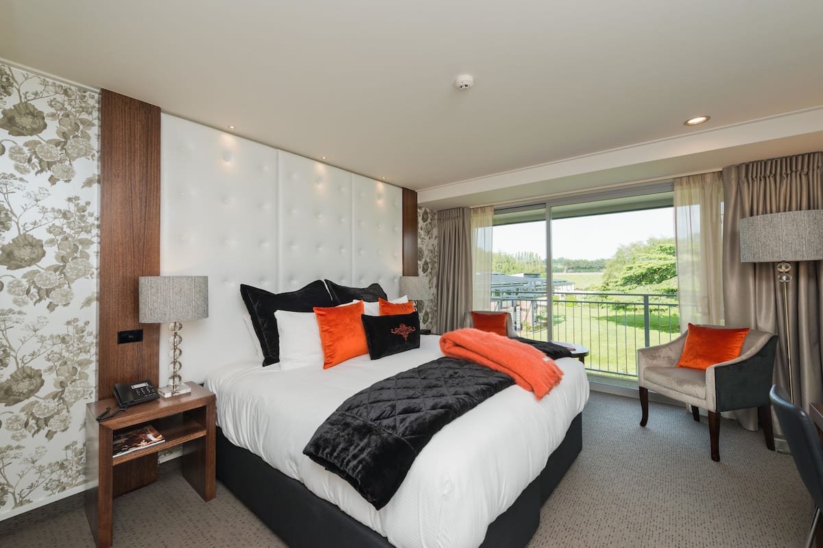 Superior Room King | Desk, iron/ironing board, free WiFi, bed sheets