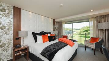 Escritorio, tabla de planchar con plancha, wifi gratis y ropa de cama