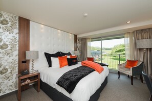 Superior Room King | Desk, iron/ironing board, free WiFi, bed sheets - Croydon Lodge Hotel (Croydon)