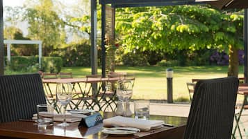 朝食、ランチ、ディナーに営業 (ガーデン ビュー)