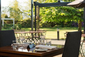 Petit déjeuner, déjeuner et dîner servis sur place, vue sur le jardin