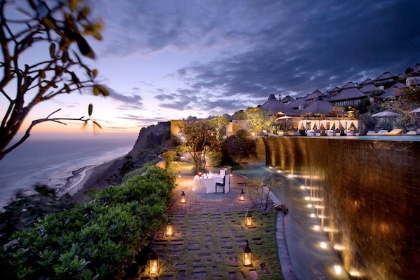 2 restaurants, breakfast, lunch, dinner served; international cuisine