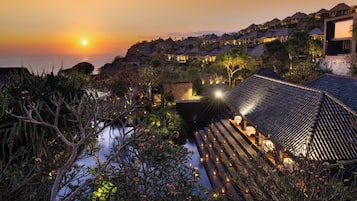 2 restaurants, breakfast, lunch, dinner served; international cuisine