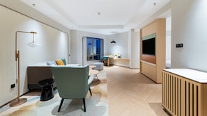Phòng Suite, 1 giường cỡ king | Chăn bông, minibar, két bảo mật tại phòng, bàn 