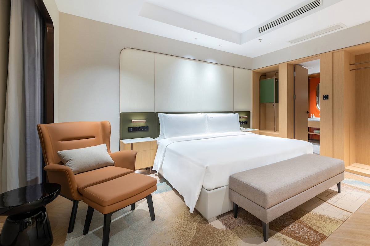 Duntäcken, minibar, värdeförvaringsskåp på rummet och skrivbord