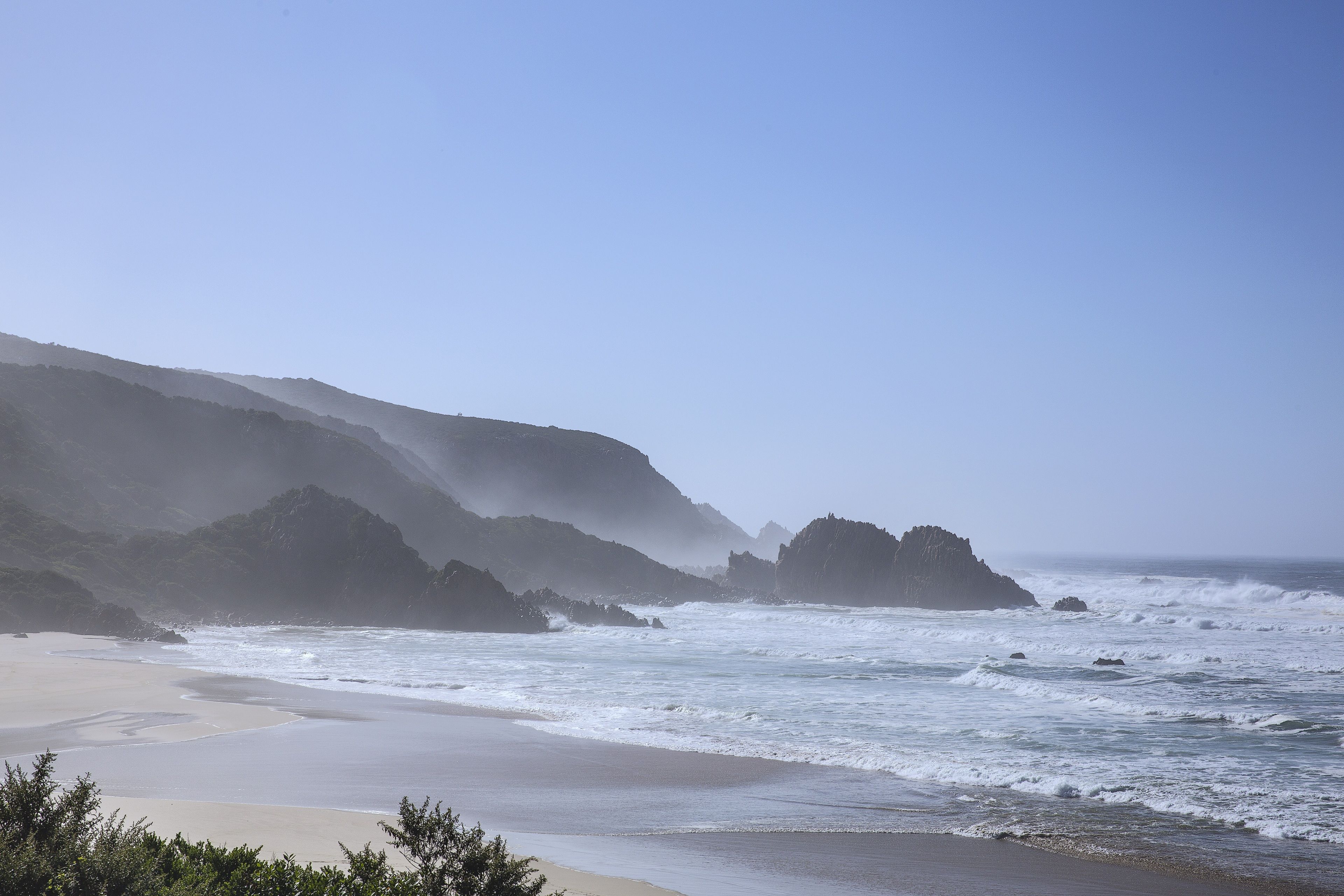 beach nearby, white sand, beach shuttle, sun-loungers