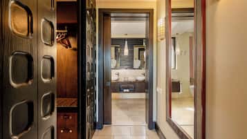 Un baño moderno con un espejo grande, dos lavamanos y una zona de ducha.