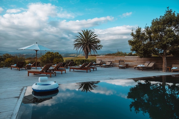 Innenpool, Außenpool, Sonnenschirme, Liegestühle