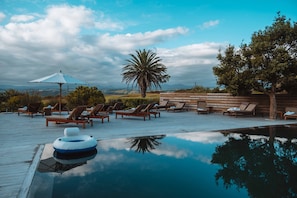 Piscina coberta, piscina a l'aire lliure, para-sols i gandules