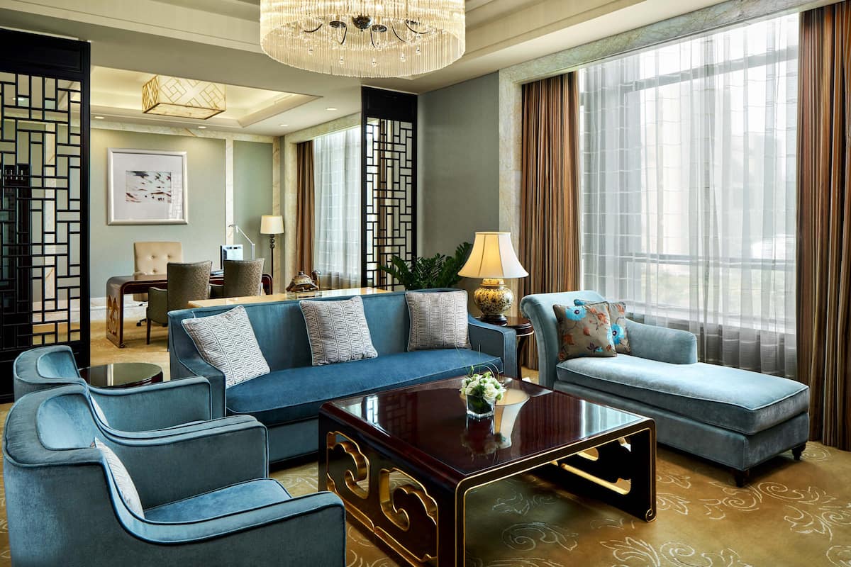 suite, 1 bedroom (lounge access) | 1 bedroom, minibar, in-room safe, desk