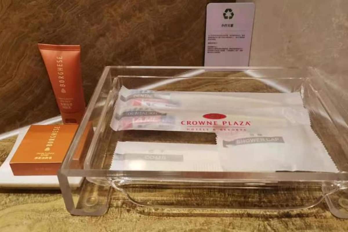 combined shower/bathtub, hair dryer, bathrobes