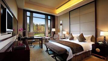 Suite, 1 Bedroom (Lounge Access) | 1 bedroom, minibar, in-room safe, desk