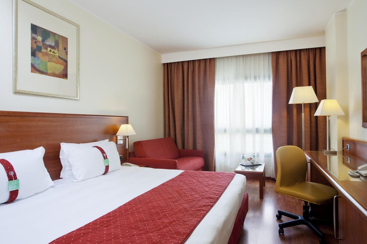 minibar, in-room safe, desk, soundproofing