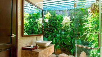 Executive Double Room | Bathroom | Designer toiletries, hair dryer, bathrobes, slippers