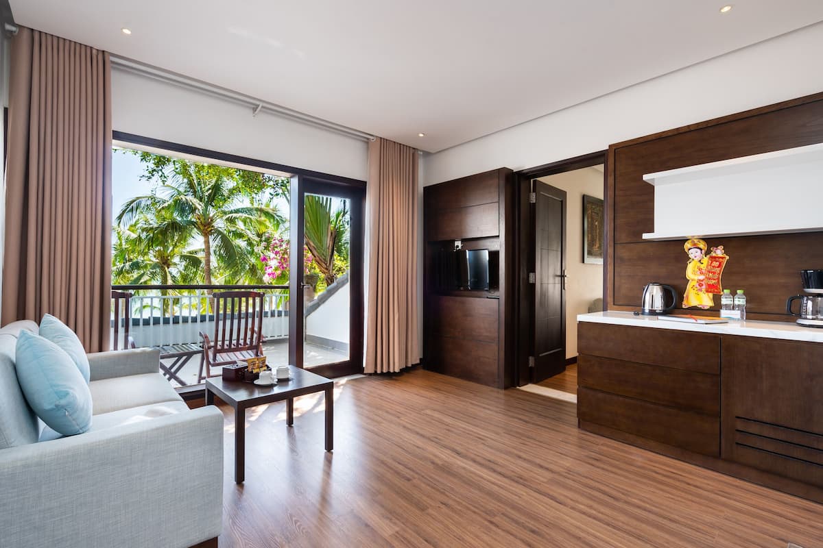 suite, sea view | living area | 32-inch flat-screen tv with cable channels, tv