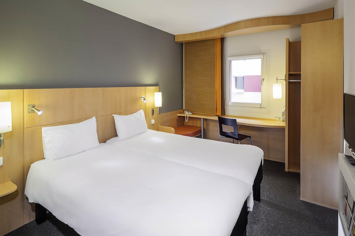 Rom, 2 enkeltsenger | Safe på rommet, skrivebord, strykejern/-brett og barnesenger (inkludert)