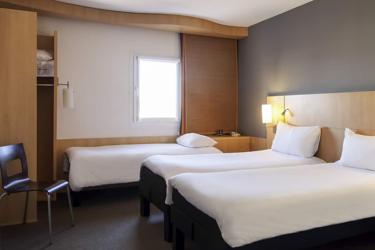 Rom – standard, 3 enkeltsenger | Safe på rommet, skrivebord, strykejern/-brett og barnesenger (inkludert)